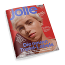 Titelbild der Zeitschrift „jolie“ in rotem Farbschema, zentrale Abbildung eines weiblich gelesenen Gesichts mit kurzem, blondem Haar und neutralem Gesichtsausdruck, darüber groß das Logo „jolie.de“ in Blau; Hauptüberschrift in Hellblau: „Die neuen Trend-Labels“, weitere sichtbare Texte: „STREETSTYLES AUS DER GANZEN WELT“, „DIE BESTE INVESTITION DEINES LEBENS“, „Stehen mir kurze Haare?“, unten rechts Namensschriftzug „Lena Mantler“.