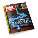 Titelblatt des Magazins „P.M. Das Wissensmagazin“ mit rotem Kopfbereich, weißem Logo „P.M.“ und gelbem Rand. Haupttitel in großen blauen Buchstaben: „Die Lust am Rätsel“. Darunter Untertitel: „Warum Menschen suchen, knobeln, kombinieren – 9 Erkenntnisse der Wissenschaft“. Hintergrund zeigt ein leuchtend blaues Labyrinth mit Pfeil. Weitere Texte: „Digitale Forensik“, „Lunar Cruiser“, „Goldrausch“ und Kasten „Wanted: 5000 Euro Belohnung für den Geistvogel“.