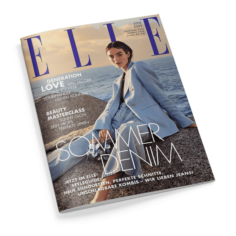 Cover des ELLE Magazins Juni 2025 mit einer jungen Frau in blauem Blazer und Jeans auf Felsen am Meer, Schlagzeile Sommer Denim.