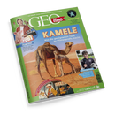 Titelbild des Magazins „GEOlino“ mit grünem Rand und Foto von zwei Kamelen – einem großen und einem Jungtier – in sandiger Wüstenlandschaft. Überschrift in orange: „Kamele – Was die genügsamen Tiere zu Wüstenprofis macht“. Oben links Porträt eines lächelnden Mannes mit Schweinchen und Text „Checker Tobi – Filmtiere“, unten rechts Foto eines Jugendlichen mit Mikrofon und Fußball, Textfeld „Volltreffer!“. Logo „UNICEF“ unten rechts.