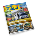 Titelblatt des Reisemobil-Magazins „pro mobil“ mit gelb-blauem Logo auf gelbem Hintergrund. Im Mittelpunkt steht ein weißes Wohnmobil, daneben eine sitzende Person auf Campingstuhl auf einer Wiese. Hauptüberschrift: „Schlank und günstig“. Weitere Textfelder thematisieren Campingbusse, Stellplatztests, Solartaschen und Fahrzeugmodelle; mehrere kleinere Fahrzeugfotos unten, Layout in Gelb-, Blau- und Weißtönen.