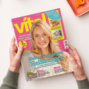Titelseite des Magazins „vital“ in pink-gelbem Design, mittig mit Porträt einer lächelnden weiblichen Person mit langem blondem Haar. Aufschriften: „Wie Frauen länger jung bleiben“, „Sieben Tage gegen Heißhunger“, „Genussrezepte für den Sommerabend“, „So geht optimales Haarewaschen“, „Retreat in der Provence“ und weitere Themen zu Gesundheit, Ernährung und Lebensstil; gehalten von zwei Händen über hellem Hintergrund.