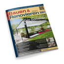 Titelbild der Zeitschrift „Bauen & Renovieren“ mit gelb-blauem Kopfbereich und rotem Schriftzug. Im Hauptmotiv eine moderne Terrassenszene mit weißem Sonnenschutz, Sitzlounge, roten Blumenkübeln und Blick auf einen Fluss mit grüner Uferlandschaft. Sichtbare Texte: „Der Sommer kann kommen“, Themenrubriken zu Innentüren, Wärmepumpen, erneuerbaren Energien, Mauerwerk und Balkonterrasse sowie QR-Code und Webadresse.