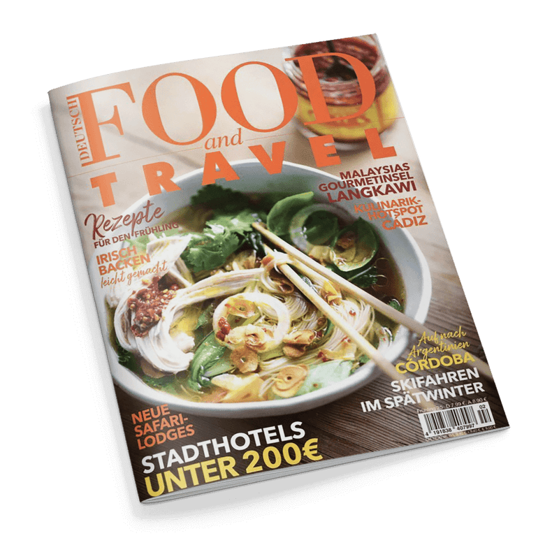 Cover des Magazins FOOD and TRAVEL mit einer Schale asiatischer Nudelsuppe und Schlagzeilen wie Rezepte FÜR DEN FRÜHLING und STADTHOTELS UNTER 200€.