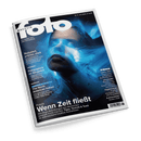 Cover von foto MAGAZIN mit einem Gesicht, umgeben von blauen, leuchtenden Lichtspuren. Hauptschlagzeile: Wenn Zeit fließt.