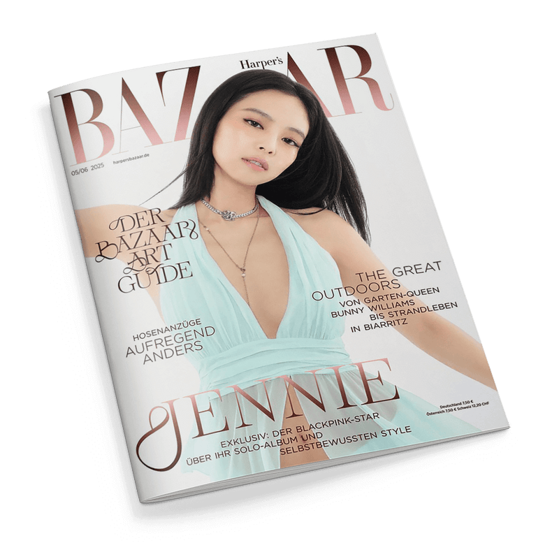 Harper's BAZAAR Magazincover 05/06 2025 mit Blackpink-Star Jennie in hellblauem Kleid und der Schlagzeile Jennie.
