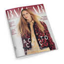 Schräg fotografiertes Cover der Modezeitschrift „Harper’s BAZAAR“ auf schwarzem Hintergrund. Eine weibliche Person mit langem, welligem blondbraunem Haar trägt eine beigefarbene Bluse und eine dunkelblaue, rot gemusterte Jacke; sichtbare Texte: „BACK TO CHIC“, „DAS BESTE AUS DEN NEUEN KOLLEKTIONEN“, „SMART IST DAS NEUE SEXY“, „ROSALÍA ÜBER EUPHORIA“ und „EINE ODE AN VENEDIG“.