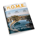 Titelbild der Designzeitschrift „H.O.M.E.“ mit dem Schwerpunkt „Japan-Spezial“, darunter der Schriftzug „SIGNATURE PLACES“; abgebildet ist ein modernes Luxusresort mit flachen Gebäuden, Wasserbecken, kurvigen Wegen und umliegender Vegetation vor dem Hintergrund eines ruhigen Meers. Oben stehen weitere Themen: „AUF SCHIENE – Luxuszüge weltweit“, „BLENDED TRAVEL – Arbeiten, wo andere Urlaub machen“ und „NEUE YACHTEN – Wohnen auf dem Wasser“. Ausgabe August 2025.