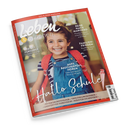 Schräg liegendes Magazin „leben & erziehen – Das Eltern-Magazin“ mit rotem Rand und dem Foto eines lächelnden Mädchens in Jeanslatzhose, gestreiftem Shirt und rotem Rucksack. Sichtbare Titel: „Reise nach Marokko“, „Familien-Frieden“, „Selbst-Fürsorge“, „Aufs Bauchgefühl hören“ und „Hallo Schule“ sowie Hinweise auf erste Klasse, Linkshänder, Vorschüler und Brotdosen.