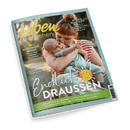 Cover des Magazins Leben & erziehen mit einer Mutter, die ihr Baby liebevoll küsst. Schlagzeile: Endlich DRAUSSEN.