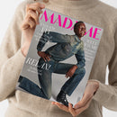 Beige gekleidete Person hält ein schräg ausgerichtetes Magazin mit grauem Cover. Darauf ein männliches Model in blauem Denim-Outfit sowie die Texte „MADAME“, „ENDLICH FIT – Leicht & straff mit dem richtigen Krafttraining“, „WELTRÄUME – Die jungen Meister des Interior-Designs“ und „RELAX! – So lässig ist die neue Mode“.