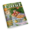 Schräg dargestelltes Magazin „mein schönes Land“ vor schwarzem Hintergrund, mit grünen Blättern, Sonnenblume, Äpfeln im Weidenkorb, Apfelkuchen, Blätterkissen und Gartenbildern. Sichtbare Texte: „Gutes bewahren · Schönes entdecken · September · Oktober 2026“, „30 Seiten kreativ durch den Herbst“, „Geschenke der Natur“ sowie „Sonnenbraut pflanzen, kombinieren & pflegen“.