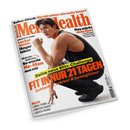 Schräg dargestelltes weißes Magazincover „Men’s Health“ mit einer männlichen Person mit braunem Haar in hockender Haltung, schwarzem ärmellosem Oberteil, schwarzer Hose und schwarzen Schuhen. Sichtbare Texte: „Selbst-Check: Bin ich schon wie mein Vater?“, „Longevity-Food: Lecker essen, länger leben“, „Das stärkt dein Herz“, „Fit in nur 21 Tagen“, „Schlanker, stärker & beweglicher“ sowie „Plus: Padel-Tennis, Protein-Shakes, Jacket-Trends“.