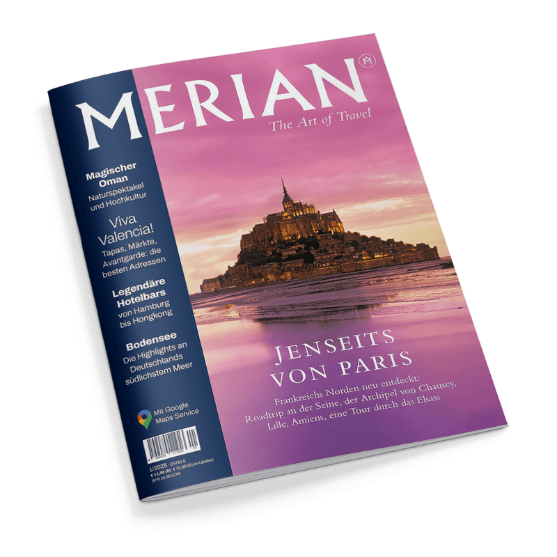 Cover des MERIAN Magazins, Ausgabe Jenseits von Paris, mit Mont Saint-Michel bei Sonnenuntergang und seiner Spiegelung im Wasser.