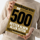 Weibliche Person mit beigefarbenem Strickpullover hält ein schräg fotografiertes, ockerfarbenes Musikmagazin mit beiden Händen. Schwarze und weiße Aufschrift: „musikexpress“, „DIE – Viel Stoff für deine Playlist!“, „500 BESTEN ALBEN ALLER ZEITEN“, „TEIL 1 DAS GROSSE RANKING“ und „ALLE PLATTEN NEU GEHÖRT, NEU BEWERTET“; unten rechts ist ein Barcode sichtbar.