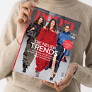 Schräg gehaltenes „PETRA“-Magazin in zwei Händen vor einem beigen Strickpullover; auf dem Cover sind drei weibliche Models in schwarzer, roter und blauer Kleidung abgebildet. Sichtbare Texte: „Mein Leben! Mein Luxus!“, „DIE NEUEN TRENDS“, „STYLISCHE FRISUREN“ und „Premium-Heft – DER NEUE STOFFWECHSEL-CODE“.