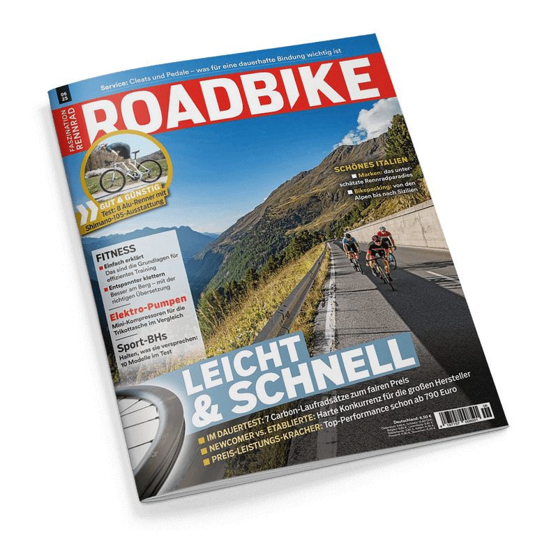 Cover des Magazins ROADBIKE: Drei Radfahrer auf einer bergigen Straße. Hauptschlagzeile: Leicht & Schnell.