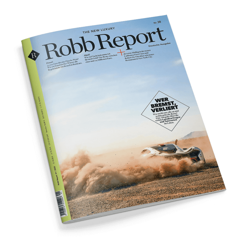 Cover des Robb Report Magazins mit einem futuristischen Auto, das Staub in einer Wüstenlandschaft aufwirbelt, und der Schlagzeile WER BREMST, VERLIERT.