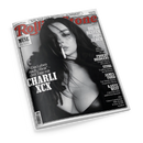 Schräg fotografiertes, schwarz-weißes Cover des Musikmagazins „Rolling Stone Germany“ mit einer weiblichen Person mit langen dunklen Haaren und Zigarette im Mund. Sichtbare Texte: „Wie war der Festival-Sommer?“, „Exklusiv MUSE Interview mit Matt Bellamy“, „Das Leben nach ‚Brat‘ – drei Tage mit Charli XCX“, „Die 50 besten Pop-Alben“ sowie Hinweise auf Madonna, Beyoncé, Billie Eilish, Bad Bunny, Phoebe Bridgers, Sting, James Ford und Kanye West.