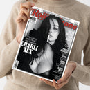 Schräg gehaltenes Magazin „Rolling Stone“ mit weißem Rand, rotem Logo und schwarz-weißem Coverfoto einer langhaarigen weiblichen Person mit Zigarette. Eine Person im beigefarbenen Strickpullover hält das Heft mit beiden Händen; lesbare Texte: „Popkultur & mehr“, „Wie war der Festival-Sommer?“, „Exklusiv MUSE Interview mit Matt Bellamy“, „Das Leben nach ‚Brat‘ – drei Tage mit CHARLI XCX“ und „Die 50 besten Pop-Alben“.