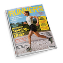Schräg abgebildetes Laufmagazin „RUNNER’S WORLD“ mit dem Untertitel „Das größte Laufmagazin der Welt“, Ausgabe August 2026. Eine weibliche Person läuft in weißem ärmellosem Oberteil, schwarzer Shorts und grauen Laufschuhen über einen steinigen Weg; sichtbar sind blaue Himmel, Bäume und weitere Titeltexte wie „Minimales Training, maximaler Effekt“, „Trail-Special“ und „Stabiler laufen“.