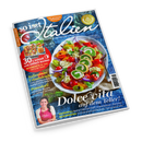 Schräg fotografiertes Magazincover „so isst Italien“ mit blauem Hintergrund, großem weißen Schriftzug und Teller mit buntem Salat, Tomaten, Paprika, Zwiebeln, Mozzarella, Basilikum und aufgeschnittenen gefüllten Rouladen. Sichtbare Texte: „94 geniale Rezepte“, „30 x schnell und einfach kochen“, „Italienische Urlaubsküche“, „Pomodori!“, „Dolce Vita auf dem Teller!“ sowie „Saisonal“ und „Besonders“; unten eine weibliche Person mit dunklem Haar und pinker Schürze.