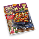 Schräg fotografiertes Titelbild der Zeitschrift „So ist Italien“ mit violettem Hintergrund, großem gelbem Schriftzug und einem schwarzen Bräter mit Pasta, Tomatensoße, Hackbällchen, Basilikum und geriebenem Käse. Sichtbare Texte: „82 geniale Rezepte“, „41 Saison-Hits auf italienische Art“, „Kürbis: 13-mal köstlich“, „Aufläufe, Pasta & Co. Herbstgenuss“; unten ist eine weibliche Person mit dunklem Haar und pinker Schürze abgebildet.