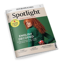 Schräg abgebildetes Magazin „Spotlight“ von „ZEIT SPRACHEN“ mit cremeweißem Einband und grünem Titelbild: Eine rothaarige Frau trägt einen grünen Pullover und hält einen Gegenstand mit britischer Flagge. Sichtbare Texte: „ENGLISH“, „Das Magazin zur englischsprachigen Welt“, „THE BIG REPORT CANADA A BETTER USA?“, „ENGLISH DECODED“, „Understanding what we say – and what we really mean“, „SRI LANKA“, „THE BLUES“ und „MILK-FLOAT MEMORIES“.