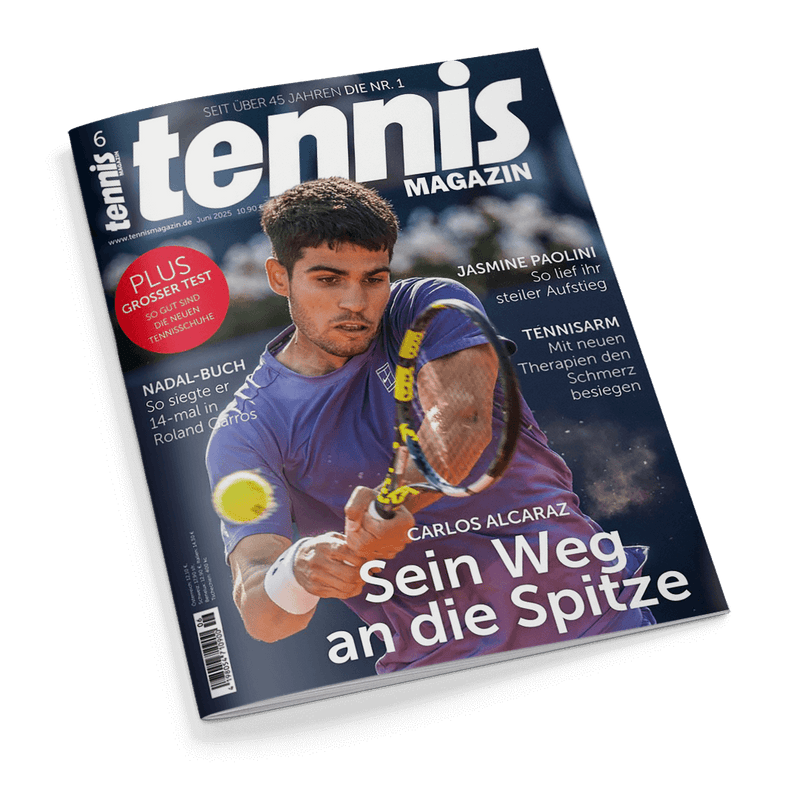 Cover des tennis MAGAZIN: Tennisspieler Carlos Alcaraz beim Schlag eines Balls, Hauptschlagzeile Sein Weg an die Spitze.