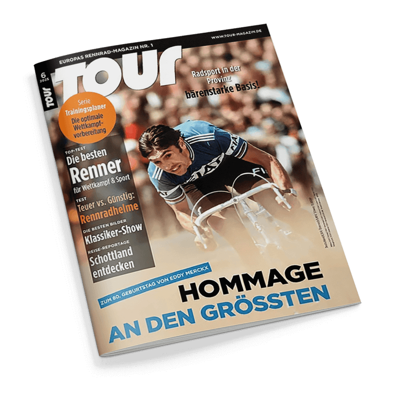 Titelblatt des Magazins TOUR mit dem Radsportler Eddy Merckx auf seinem Rennrad und der Schlagzeile Hommage an den Größten.