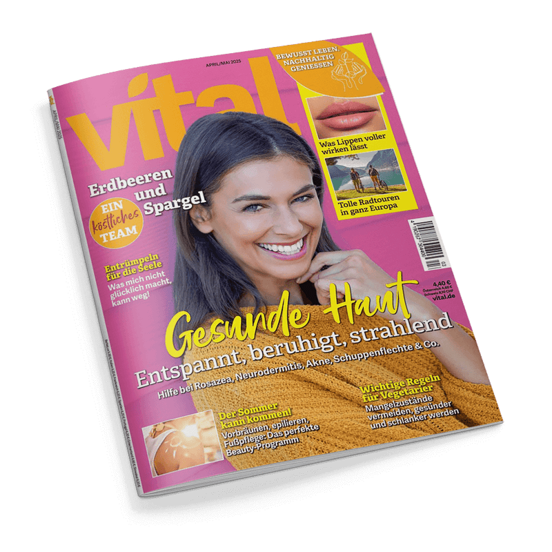 Cover der Zeitschrift vital! Ausgabe April/Mai 2025 zeigt eine lächelnde Frau und die Schlagzeile Gesunde Haut.